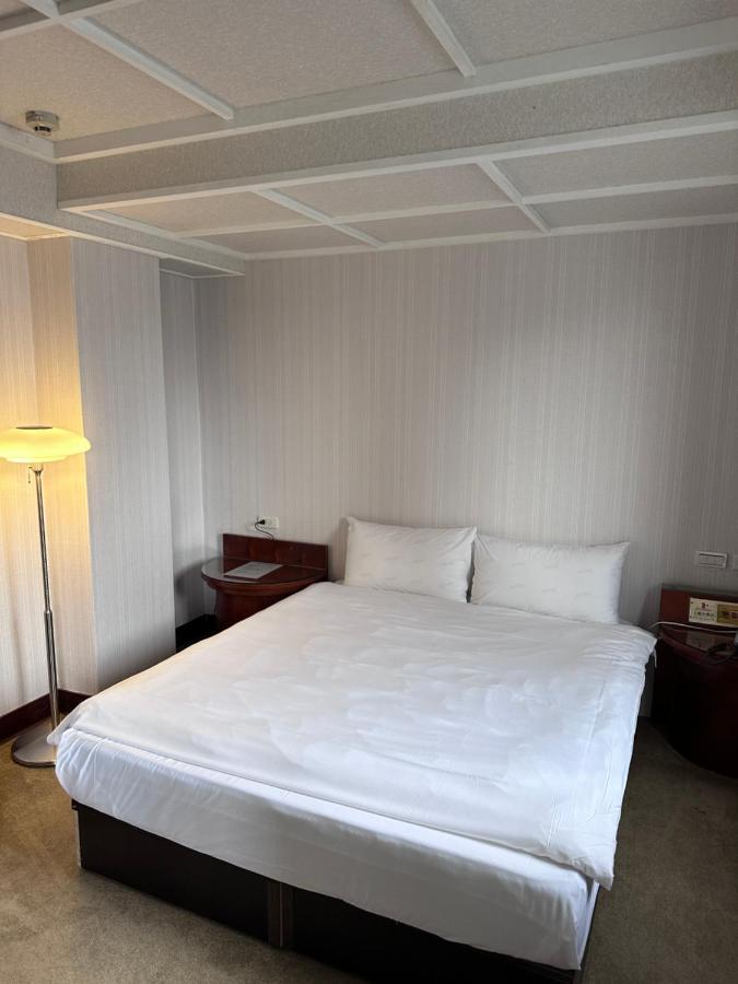 Meworld Hotel - Sanchong Taipei Exterior photo